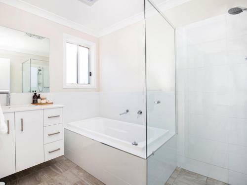 Tranquility Absolute Waterfront - Pet Friendly - 10 Mins To Hyams Beach