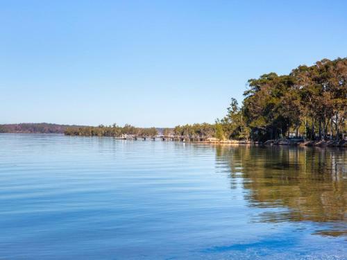 Tranquility Absolute Waterfront - Pet Friendly - 10 Mins To Hyams Beach