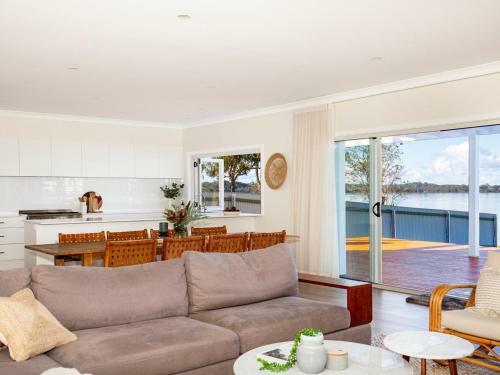 Tranquility Absolute Waterfront - Pet Friendly - 10 Mins To Hyams Beach
