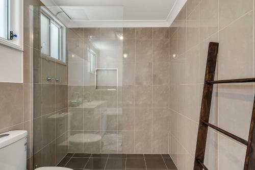 Quiet 4-bedroom House // Private Pool & Fireplace