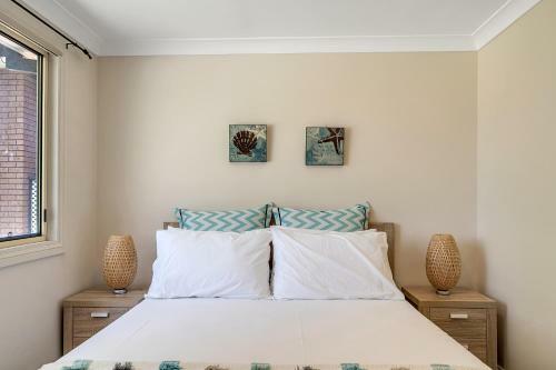 Quiet 4-bedroom House // Private Pool & Fireplace