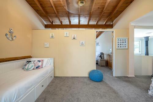 Quiet 4-bedroom House // Private Pool & Fireplace