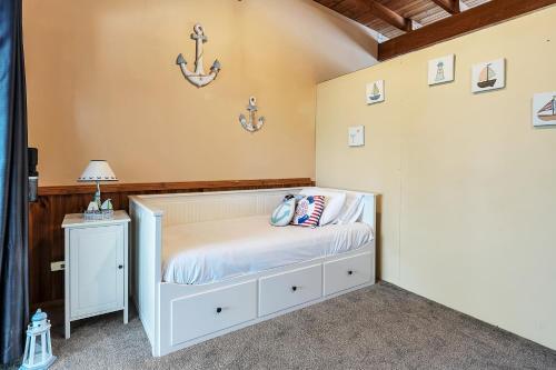 Quiet 4-bedroom House // Private Pool & Fireplace