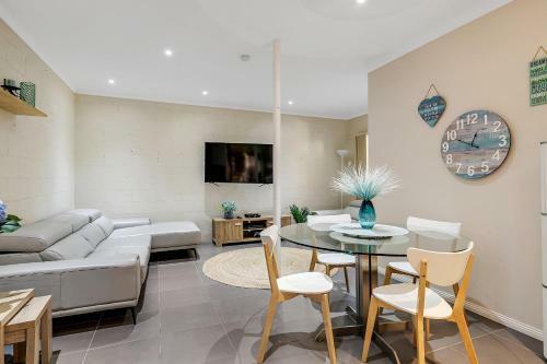 Quiet 4-bedroom House // Private Pool & Fireplace