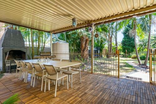 Quiet 4-bedroom House // Private Pool & Fireplace