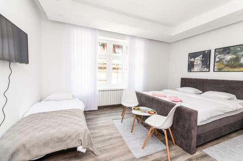 150sqm Apartment With 4 Units! Great For Groups