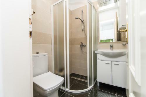 150sqm Apartment With 4 Units! Great For Groups
