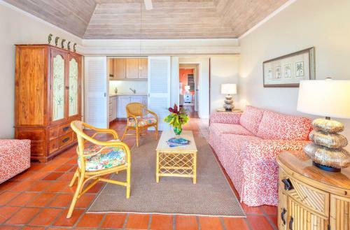 Villa In Holders Sleeps 8 With Pool And Air Con