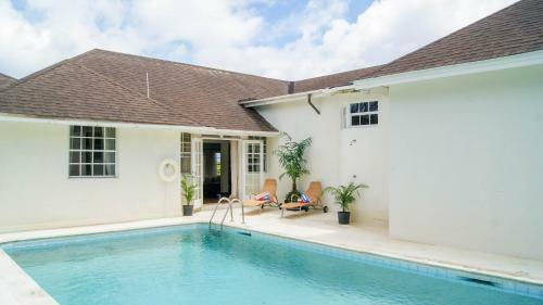 Lascelles Villa Sleeps 10 With Pool And Air Con