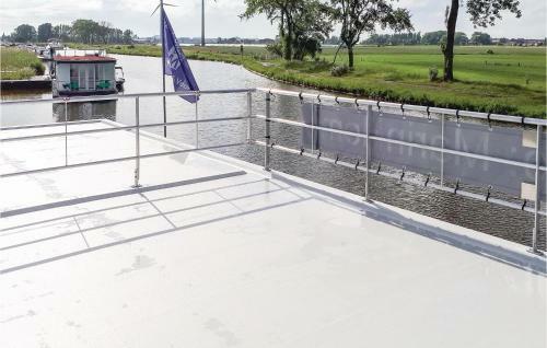 Houseboat Escapade