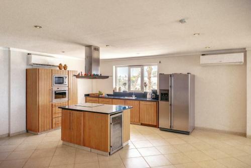 Oceanfront Deluxe Apartment Blue Marlin At Den Laman