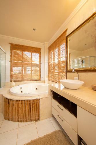 Casa Exclusiva E Luxuosa Em Jacum� Por Carpediem