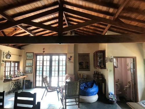 Casa Cercada de Verde No Centro de Monte Alegre Do Sul