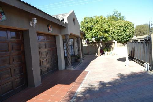 Triple Palms Bed And Breakfast