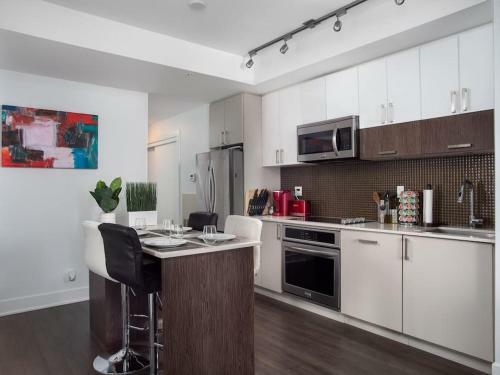 Luxury 2br Suite With Riverfront Views Pool Table Rooftop Patio Bbq Coffee