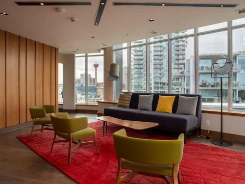 Luxury 2br Suite With Riverfront Views Pool Table Rooftop Patio Bbq Coffee