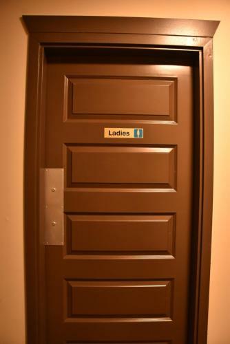 Party Hostel - The Canmore Hotel Hostel