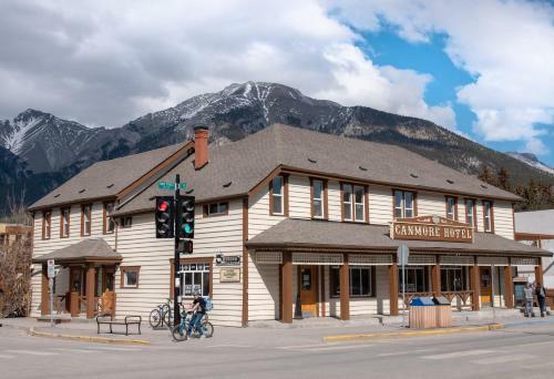 Party Hostel - The Canmore Hotel Hostel