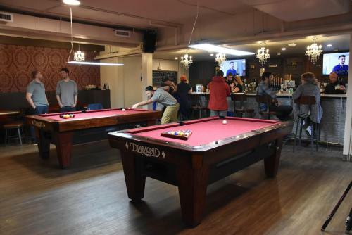 Party Hostel - The Canmore Hotel Hostel