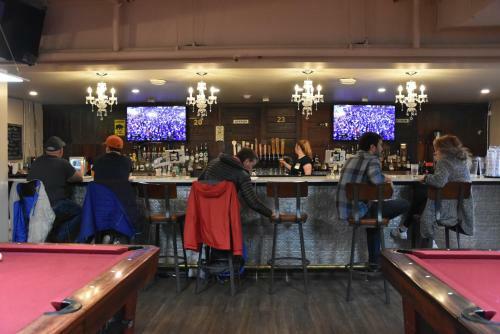 Party Hostel - The Canmore Hotel Hostel