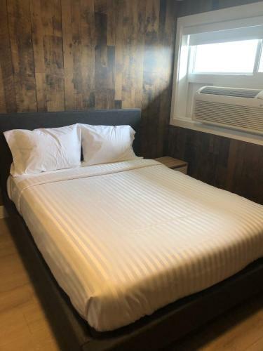 Camrose Le Chateau Hotel