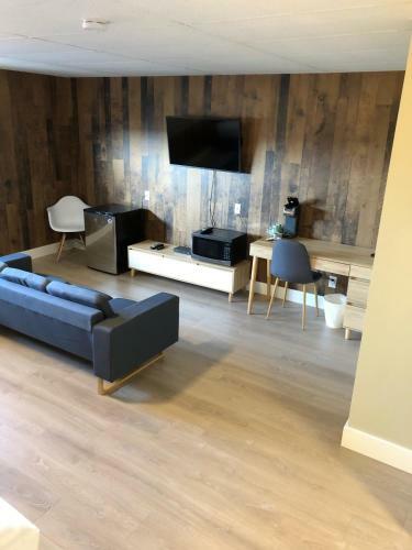 Camrose Le Chateau Hotel