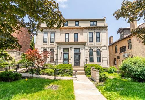 Upscale 1br - Boutique Apartment - Prime Downtown Location!