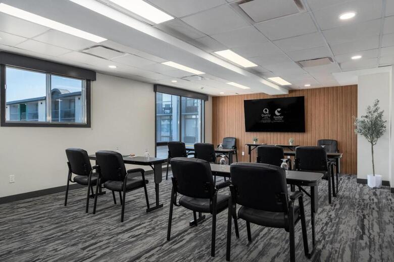 Hotel Comfort Suites Kingston Central