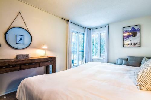 Chic Mt-tremblant Condo With View On The Lake
