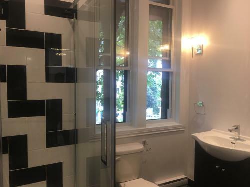 Hostal Room In Bb - Queen Studio Room Downtown Musees Montreal