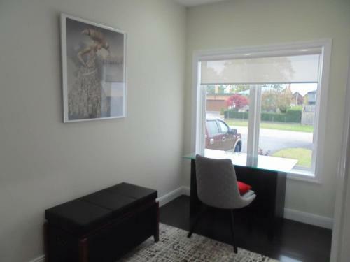 Luxury White House In Oakville Free Ev Charging