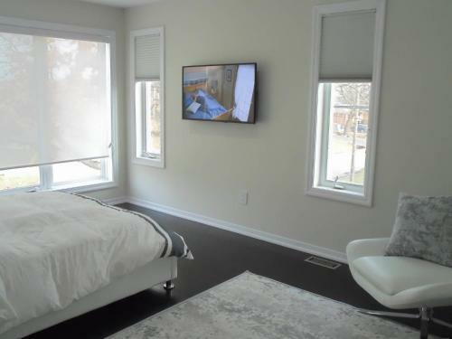 Luxury White House In Oakville Free Ev Charging