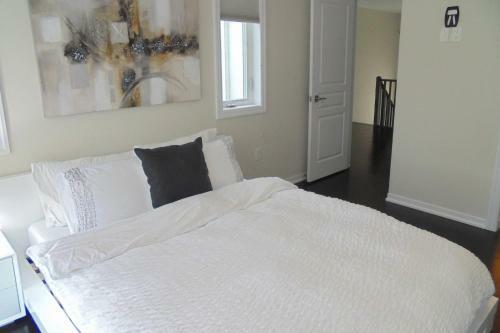 Luxury White House In Oakville Free Ev Charging