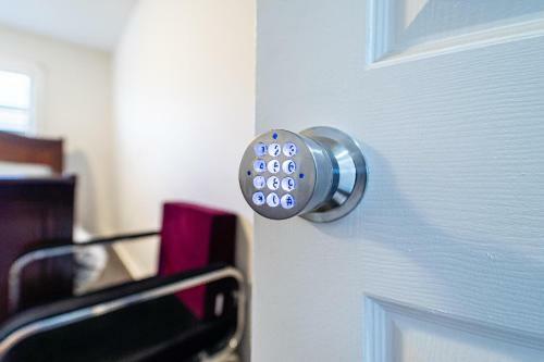 E- Beautiful Private Room 2 Double Beds & Tv!