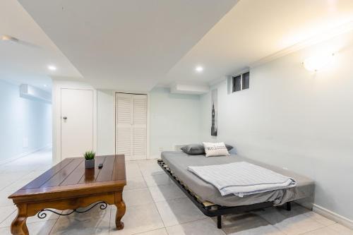 Newly Renovated - Modern 2br Apartment - Trinity Bellwoods!
