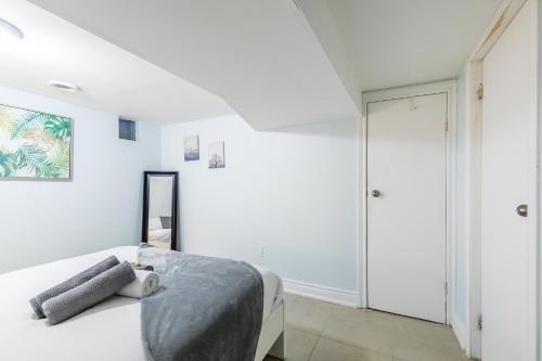 Newly Renovated - Modern 2br Apartment - Trinity Bellwoods!