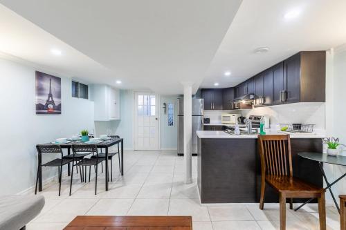 Newly Renovated - Modern 2br Apartment - Trinity Bellwoods!