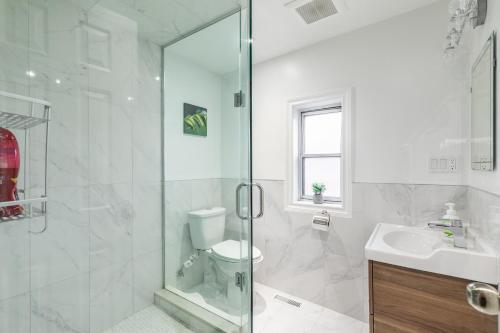 Newly Renovated - Modern 3br Apartment - Trinity Bellwoods!