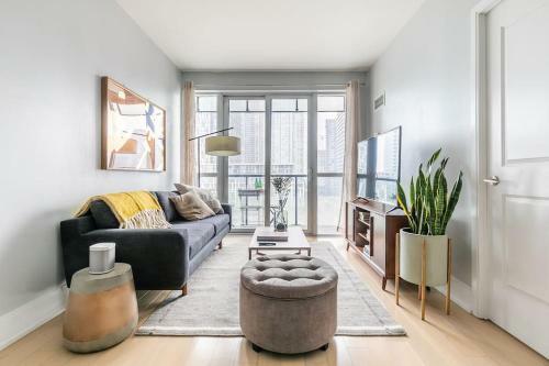 Designer Luxury 3bed Condo King Bed And Desk