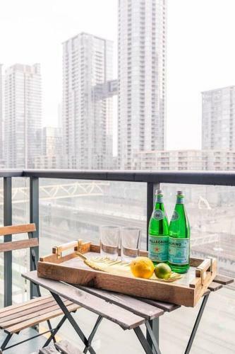 Designer Luxury 3bed Condo King Bed And Desk