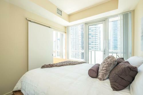 Pristine 2b 21st Flr Condo With Parking Near Cn Tower!