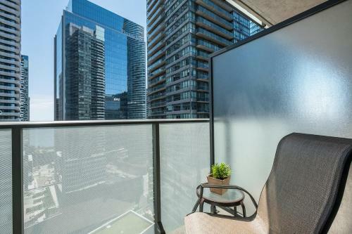 Pristine 2b 21st Flr Condo With Parking Near Cn Tower!