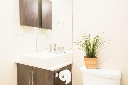 Pristine 2b 21st Flr Condo With Parking Near Cn Tower!