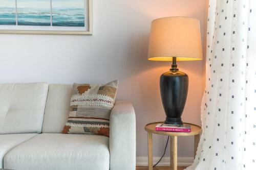 Charming Dt High Rise With King Bed And Free Parking