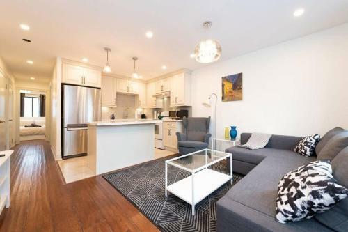 Designer Townhome Apartment In Queen West