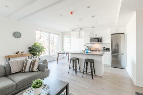 New - Upscale 3br Apartment - Near High Park!