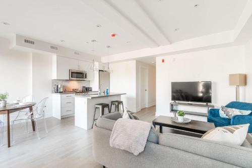 New - Upscale 3br Apartment - Near High Park!