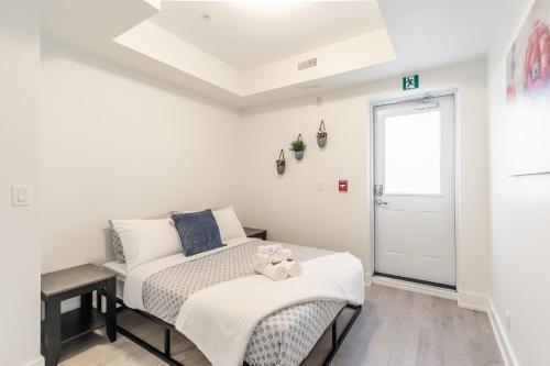 New - Upscale 3br Apartment - Near High Park!