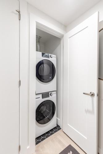 New - Upscale 3br Apartment - Near High Park!