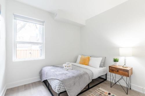 New - 3br Luxury Apartment - Near High Park!